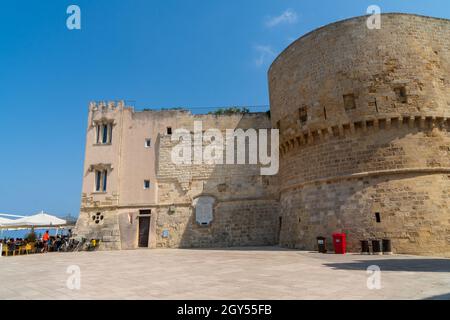 Otranto, Puglia, Italia - 17 agosto 2021: Vista sulle mura esterne del Castello di Otranto Foto Stock