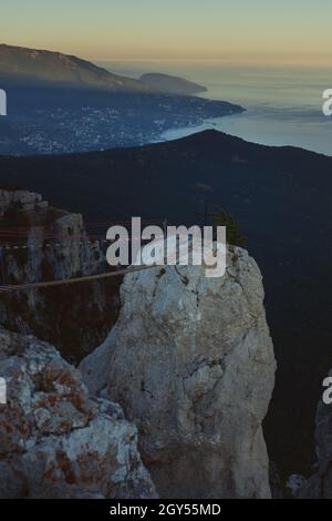 Yalta Crimea 13 ottobre 2019. Altopiano ai-Petri ai raggi del tramonto. Vista dalla cima della città e del mare. La montagna più popolare tra i turisti Foto Stock