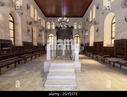Vista interna della storica sinagoga dei Maimonidi Ebrei o della sinagoga di Stefano Moshe con altare, finestre ad arco e lampadario nel distretto di Gamalia, il Cairo Egitto Foto Stock