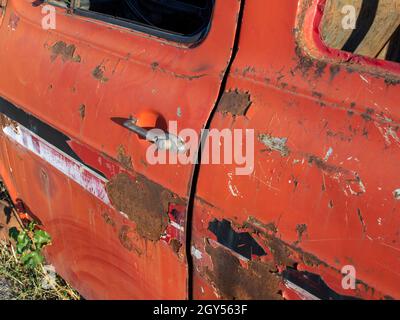 Vecchia auto abbandonata. Dettaglio della vecchia parte di auto arrugginita. Foto Stock