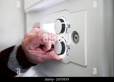 Un pensionato che regola il controllo della temperatura sulla sua caldaia combinata. Redcar, Regno Unito. 26/5/2021. Fotografia: Stuart Boulton. Foto Stock