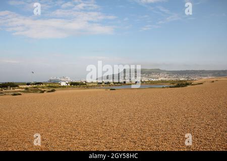 Chesil Beach è una spiaggia di ciottoli lunga 18 miglia situata sulla costa meridionale dell'Inghilterra nella contea di Dorset, Regno Unito. Foto Stock