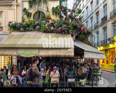 Parigi, Francia, la folla che condivide un drink sulla terrazza, quartiere parigino, Saint germain des Pres, caffè francese "Maison Sauvage", quartiere francese d'epoca, scena di strada Foto Stock