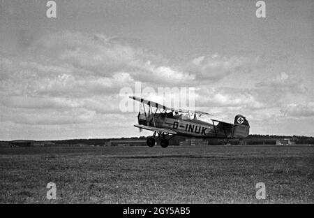 Ein Doppeldecker avviato vom Flugfeld der Flieger Ausbildungsstelle Schönwalde, Deutschland 1930er Jahre. Un biplano miltary decollo dall'aeroporto del Flieger Ausbildungsstelle Schoenwalde, Germania 1930s. Foto Stock