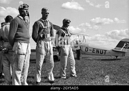 Rekruten der Luftwaffe der Wehrmacht auf dem Flugfeld der Flieger Ausbildungsstelle Schönwalde, Deutschland 1930er Jahre. Reclute della Luftwaffe tedesca all'aeroporto del Flieger Ausbildungsstelle Schoenwalde, Germania 1930s. Foto Stock