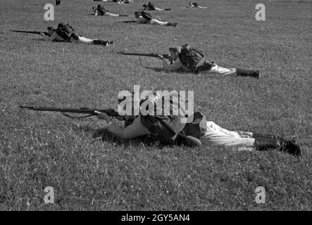 Rekrut der Flieger Ausbildungsstelle Schönwalde bei einer Geländeübung, Deutschland 1930er Jahre. Reclute presso un esercizio di campo, Germania 1930s. Foto Stock