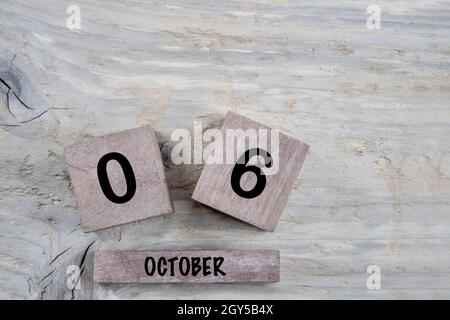 closeup cubo calendario per ottobre su sfondo di legno con spazio copia Foto Stock