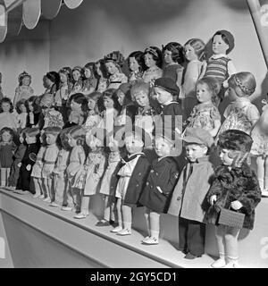 Eine Auswahl der berühmten Kate Kruse Puppen aus Bad Kösen, Deutschland 1930er Jahre. Una selezione della famosa Kaethe Kruse bambole di Bad Koesen, Germania 1930s. Foto Stock