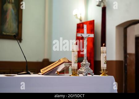 L'altare di un sacerdote cattolico con una bibbia sul tavolo. Foto Stock