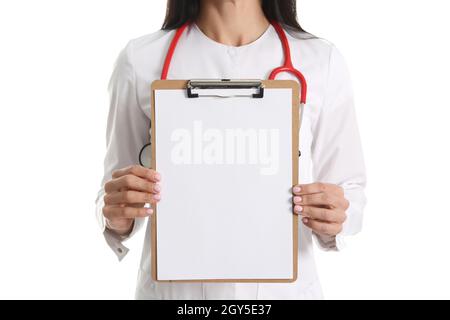 Medico che tiene appunti bianchi su sfondo bianco Foto Stock