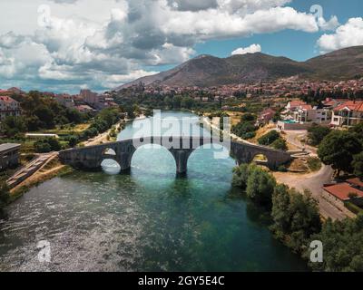 Veduta aerea del ponte Arslanagic/Perovic e del fiume Trebisnjica Foto Stock