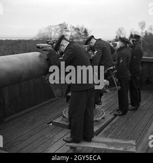 Marinesoldaten der Marineschule Wesermünde lernen den Umgang mit Fernlenkungsgeschossen, Deutschland 1930er Jahre. I soldati della marina a imparare a utilizzare i missili a Wasermuende scuola della marina militare, Germania, 1930s. Foto Stock