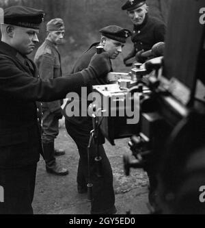 Marinesoldaten der Marineschule Wesermünde lernen den Umgang mit Fernlenkungsgeschossen, Deutschland 1930er Jahre. I soldati della marina a imparare a utilizzare i missili a Wasermuende scuola della marina militare, Germania, 1930s. Foto Stock