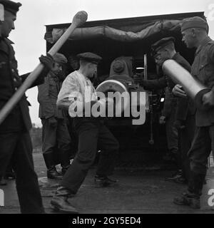 Marinesoldaten der Marineschule Wesermünde lernen den Umgang mit Fernlenkungsgeschossen, Deutschland 1930er Jahre. I soldati della marina a imparare a utilizzare i missili a Wasermuende scuola della marina militare, Germania, 1930s. Foto Stock