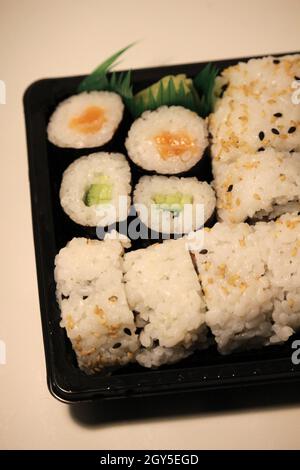 Sushi Rolls con salmone e avocado Foto Stock