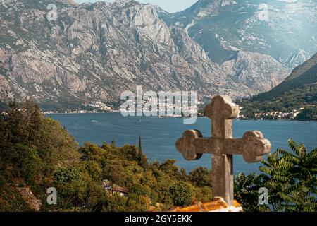 Baia di Boka Kotorska vista da uno dei tetti della chiesa in Perast Foto Stock