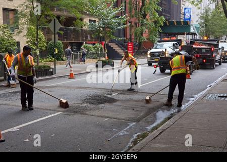 New York, NY, USA - 6 ottobre 2021: I lavoratori preparano un nuovo urto di velocità in W 16th Street Foto Stock