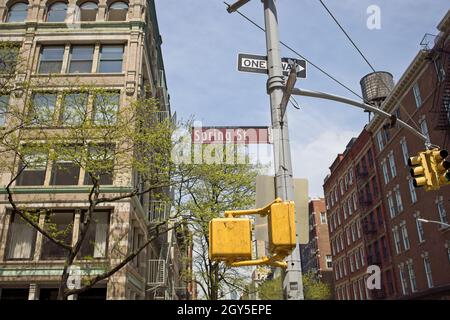 New York, NY, USA - 6 ottobre 2021: Segnaletica stradale 'Spring Street' nel quartiere Manhattan di SOHO Foto Stock
