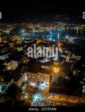 Vista sul drone di una piccola piazza nel centro storico di Budva Foto Stock