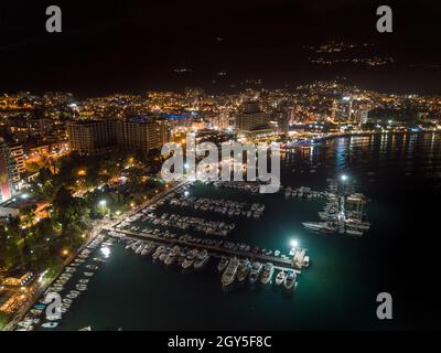 Vista aerea del porto di Budva di notte Foto Stock