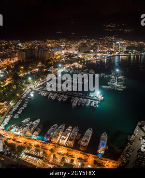 Vista aerea del porto e yacht di lusso a Budva di notte Foto Stock