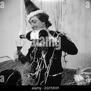 Gast einer Silvesterparty, Deutsches Reich 1930er Jahre. Valutazione di una festa di Capodanno, Germania 1930s. Foto Stock