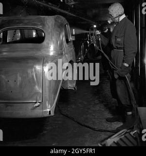 Eine Karosserie bekommt die Grundlackierung in den Ford Werken in Köln Niehl, Deutschland 1930er Jahre. Un telaio prende il rivestimento di base presso la Ford factore a Colonia, Germania 1930s. Foto Stock