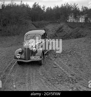 Ein Ford Eifel im Gelände bei einer Autorallye, Deutschland 1930er Jahre. Un modello Ford Eifel a un auto rallye, Germania 1930s. Foto Stock