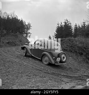 Ein Ford Eifel im Gelände bei einer Autorallye, Deutschland 1930er Jahre. Un modello Ford Eifel a un auto rallye, Germania 1930s. Foto Stock