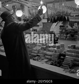 Ein Mann an der Süßwarenbude beim Volkfest a Berlino Stralau, Deutschland 1930er Jahre. Un uomo al candy stand di Berlino Stralau fiera annuale, Germania 1930s. Foto Stock