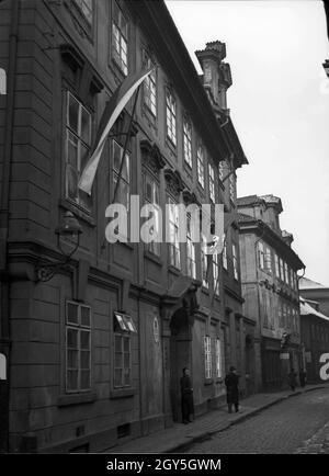 Straßenzug a Prag, 1930 Jahre. Strada a Praga, anni '30. Foto Stock