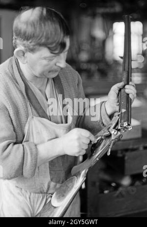 Die Arbeit eines Büchsenmachers a Karlsbad, 1930 Jahre. Il lavoro di un fucile a Karlsbad, anni trenta. Foto Stock