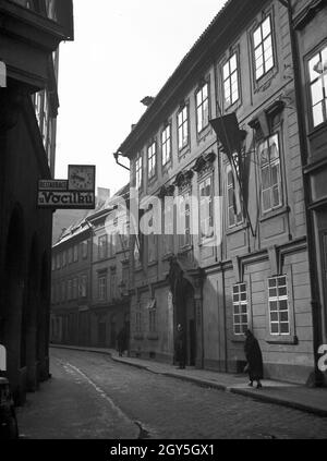 Straßenzug a Prag, 1930 Jahre. Strada a Praga, anni '30. Foto Stock