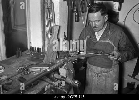 Die Arbeit eines Büchsenmachers a Karlsbad, 1930 Jahre. Il lavoro di un fucile a Karlsbad, anni trenta. Foto Stock