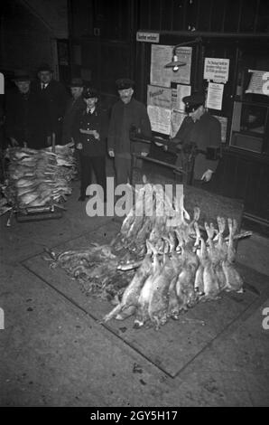 Unterwegs in Karlsbad: Menschen tätigen ihre Einkäufe auf dem Markt, 1930 Jahre. Gente che acquista al mercato a Karlsbad, 1930. Foto Stock