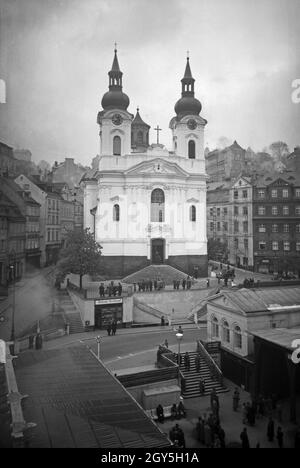 Unterwegs in Karlsbad, die Marien Magdalenkirche, 1930 Jahre. La chiesa di Santa Maria Maddalena a Karlsbad, anni trenta. Foto Stock