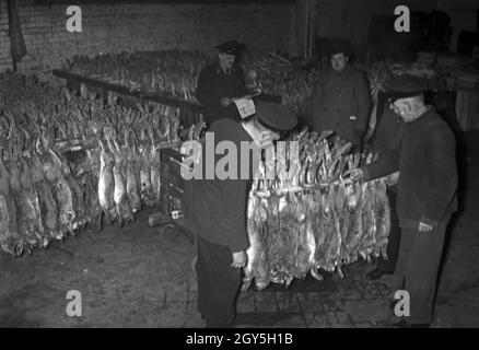 Unterwegs in Karlsbad: Menschen tätigen ihre Einkäufe auf dem Markt, 1930 Jahre. Gente che acquista al mercato a Karlsbad, 1930. Foto Stock