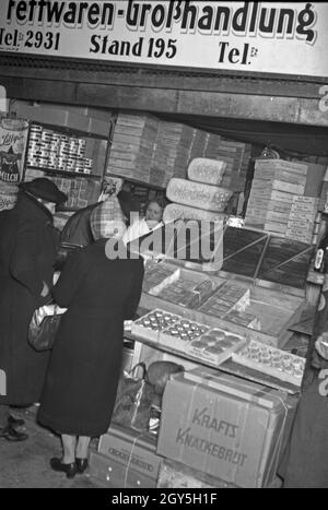 Unterwegs in Karlsbad: Menschen tätigen ihre Einkäufe auf dem Markt, 1930 Jahre. Gente che acquista al mercato a Karlsbad, 1930. Foto Stock