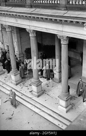 Unterwegs in Karlsbad, hier an der Heilqasserquelle, 1930 Jahre. A Karlsbad, qui presso la fontana del centro termale, anni trenta. Foto Stock