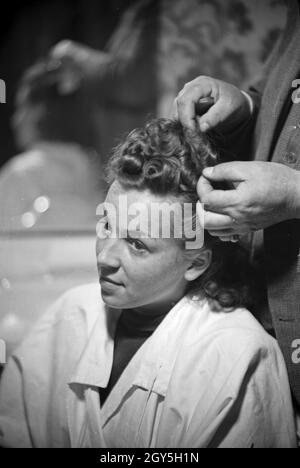 Besuch bei einem Friseur a Karlsbad, 1930 Jahre. Una visita al parrucchiere di Karlsbad, anni '30. Foto Stock