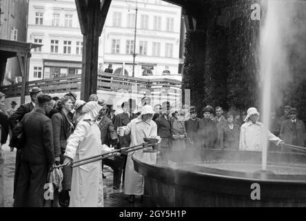 Unterwegs in Karlsbad, hier an der Heilqasserquelle, 1930 Jahre. A Karlsbad, qui presso la fontana del centro termale, anni trenta. Foto Stock