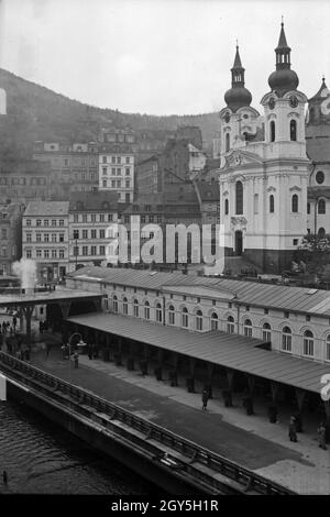 Unterwegs in Karlsbad, hier die Marien Magdalenkirche, 1930 Jahre. La chiesa di Santa Maria Maddalena a Karlsbad, anni trenta. Foto Stock