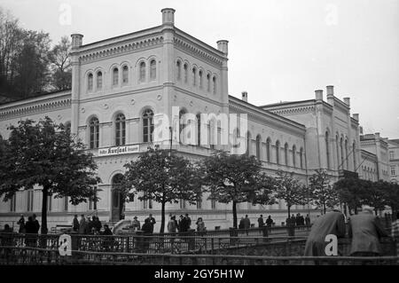 Unterwegs in Karlsbad, hier der Kursaal, 1930 Jahre. Presso il centro termale di Karlsbad, anni '30. Foto Stock