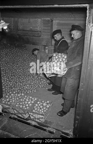 Unterwegs in Karlsbad: Menschen tätigen ihre Einkäufe auf dem Markt, 1930 Jahre. Gente che acquista al mercato a Karlsbad, 1930. Foto Stock