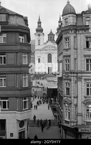 Unterwegs in Karlsbad, Fluss Tepl mit Blick auf die Marien Magdalenkirche, 1930 Jahre. La chiesa di Santa Maria Maddalena con il fiume Tepl a Karlsbad, anni trenta. Foto Stock