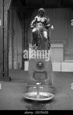 Unterwegs in Karlsbad, hier eine Sprudelquelle, 1930 Jahre. Presso il centro termale di Karlsbad, anni '30. Foto Stock