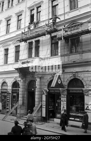 Unterwegs a Karlsbad, hier Geschäftsstrasse, 1930 Jahre. Un centro commerciale a Karlsbad, anni '30. Foto Stock