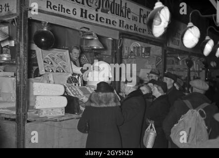 Unterwegs in Karlsbad: Menschen tätigen ihre Einkäufe auf dem Markt, 1930 Jahre. Gente che acquista al mercato a Karlsbad, 1930. Foto Stock