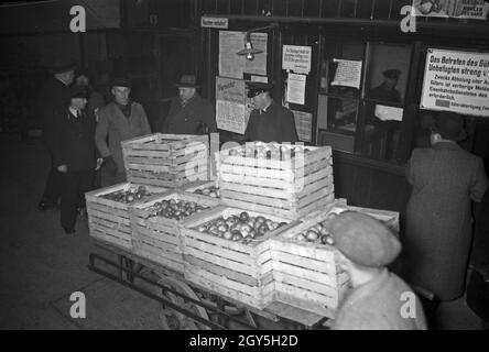 Unterwegs in Karlsbad: Menschen tätigen ihre Einkäufe auf dem Markt, 1930 Jahre. Gente che acquista al mercato a Karlsbad, 1930. Foto Stock