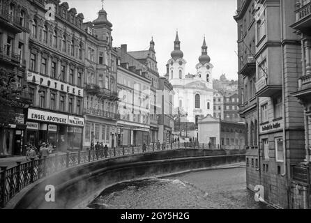 Unterwegs in Karlsbad, Fluss Tepl mit Blick auf die Marien Magdalenkirche, 1930 Jahre. La chiesa di Santa Maria Maddalena con il fiume Tepl a Karlsbad, anni trenta. Foto Stock